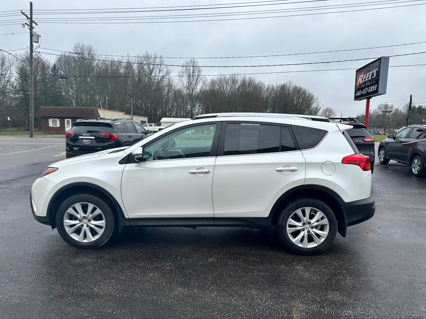 2013 White /Black Toyota RAV4 Limited (2T3DFREV1DW) with an 2.5L I4 DOHC 16V engine, 6-Speed Automatic transmission, located at 547 E. Main St., Orwell, OH, 44076, (440) 437-5893, 41.535435, -80.847855 - Photo#14